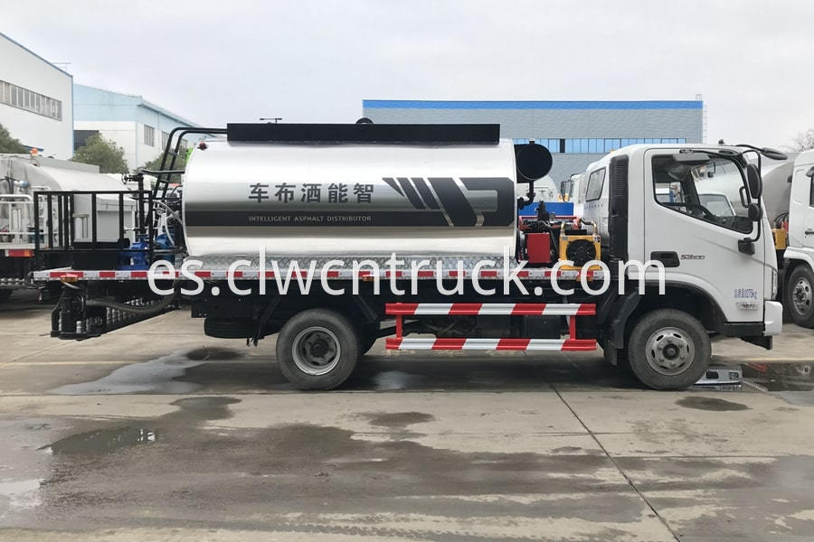 bitumen sprayer truck 1